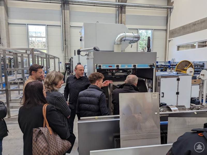 Fertigungsleiter Thomas Stadler (3. v. r.) erklärt die Maschinen und Reinigungsprozesse.