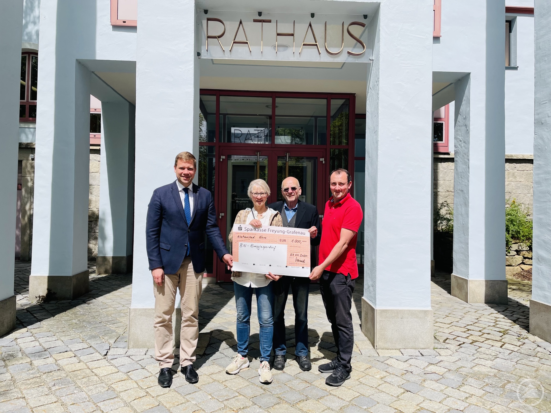 v.l.n.r.: Bei der symbolischen Scheckübergabe an die Vorsitzenden der BUND Kreisgruppe FreyungGrafenau: Dr. Olaf Heinrich 1. Bürgermeister der Stadt Freyung, Antje Laux 1. Vorsitzende, Werner  Emmer 2. Vorsitzender, Ludwig König Klimaschutzmanager der Stadt Freyung