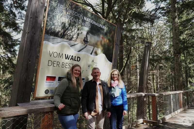 Freuen sich über die neue Werbetafel direkt am Besucherpfad zwischen den Lern- und Erlebnisstationen. (v.l. Barbara Franz (Erlebnis Akademie AG), Alfons Schinabeck (Aufsichtsratsvorsitzender der Ferienregion und 1. Bürgermeister der Gemeinde Neuschönau), Sabine Lemberger (Ferienregion))