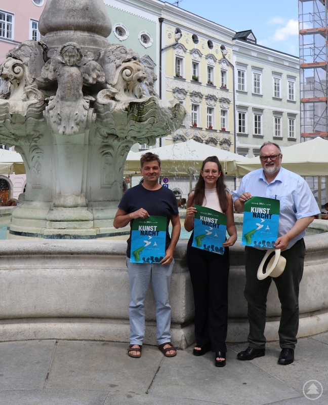Oberbürgermeister Jürgen Dupper (von links) freut sich gemeinsam mit Juliane Selwitschka (Dienststelle Veranstaltungen) und Mitorganisator Till Hoffmann auf die 23. Passauer Kunstnacht.