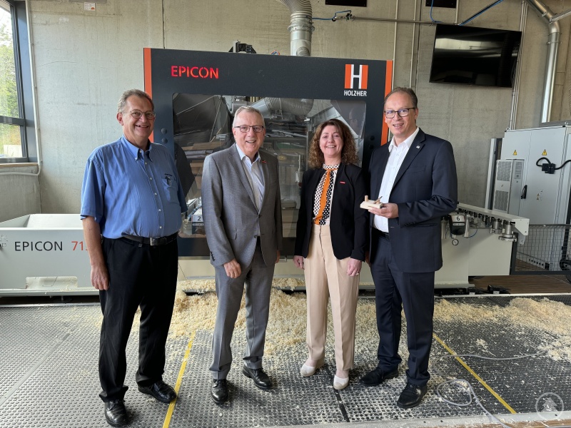 Foto von links nach rechts: Josef Sailer Leiter Bildungszentrum, Jürgen Kilger Hauptgeschäftsführer, Vizepräsidentin Claudia Geiselhöringer, MdL Martin Behringer