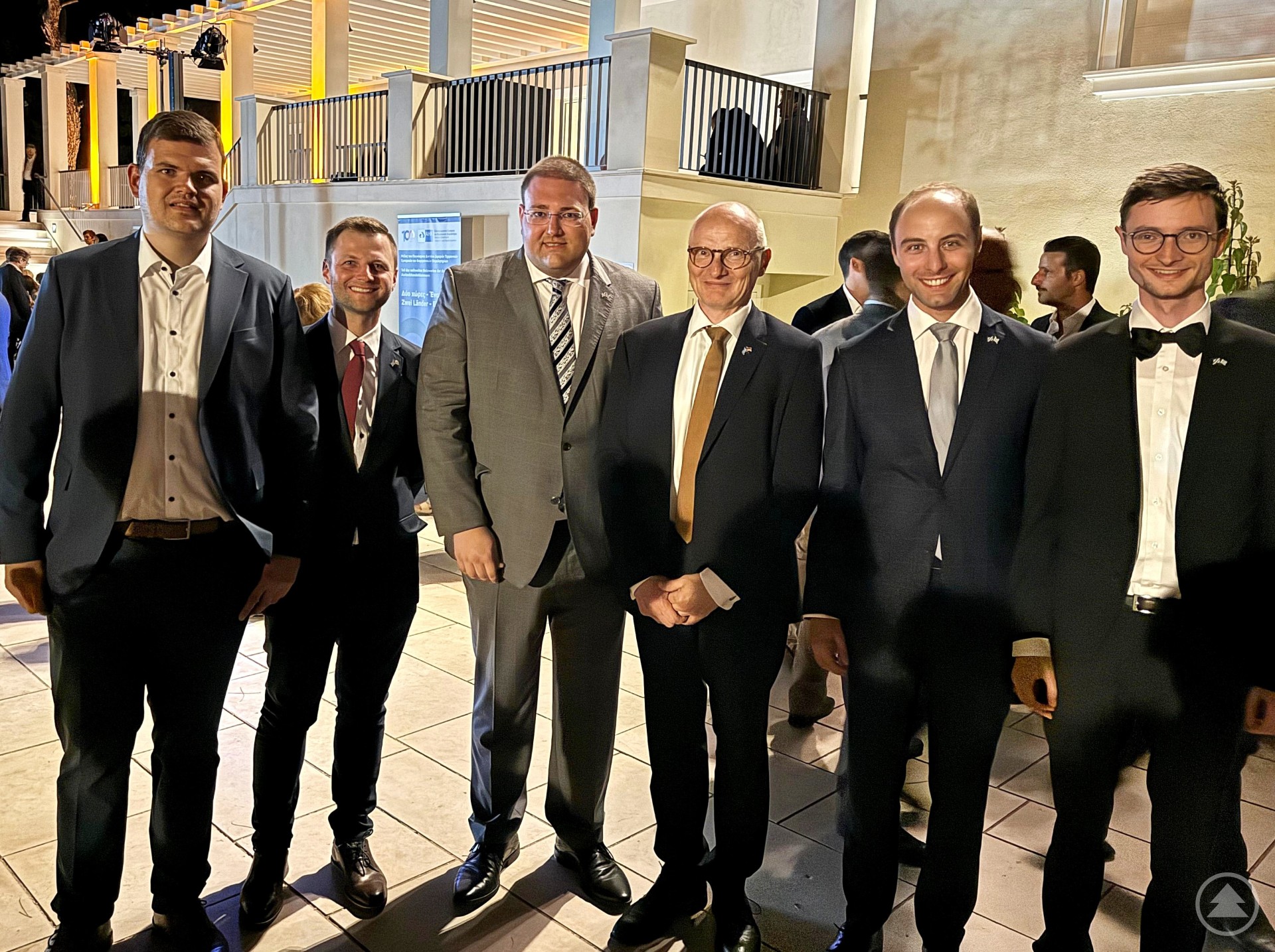 Nahmen am Empfang anlässlich des Tags der Deutschen Einheit in der Residenz des deutschen Botschafters teil: (v. li. n. re.) Martin Höppler, Johannes Kainz, Kreisvorsitzender Christoph Weishäupl, Botschafter Andreas Kindl, Dr.-Ing. Sebastian Weber und Sebastian Graup.