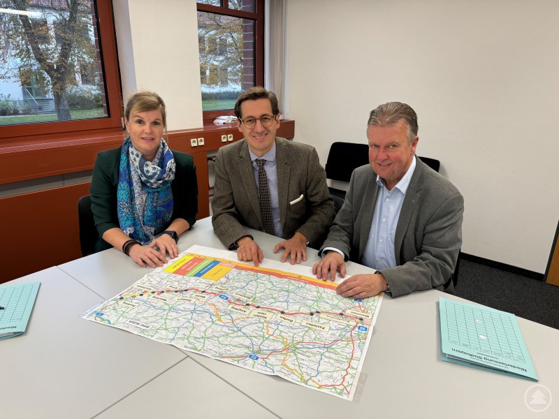 Landtagsabgeordneter Dr. Stefan Ebner (Mitte) im Austausch mit Helmut Maier, stellvertretender Leiter der Außenstelle Deggendorf der Niederlassung Südbayern der Autobahn-GmbH des Bundes, und Stefanie Koller, Geschäftsbereichsleiterin Planung.