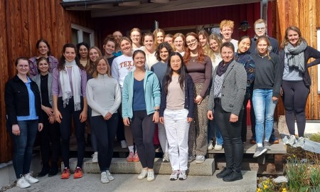 Angehende Ärztinnen und Ärzte üben den Umgang mit jungen Patientinnen und Patienten