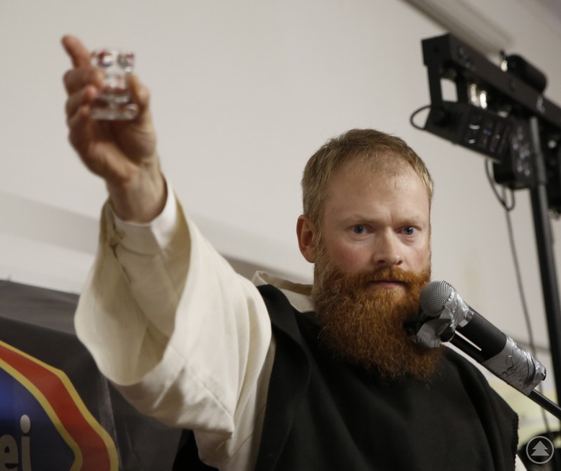 Bruder Markus hält eine Predigt beim Starkbierfest in Großarmschlag