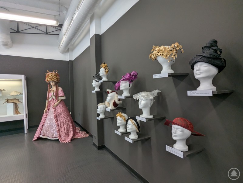 Verschiedene Hüte und Kopfbedeckungen bei der Ausstellung zum 10. Wettbewerb für Handwerk und Design