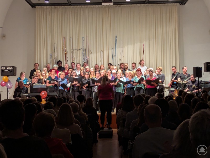 TonArt Chor und THD Chor mit Band auf der B&uuml;hne