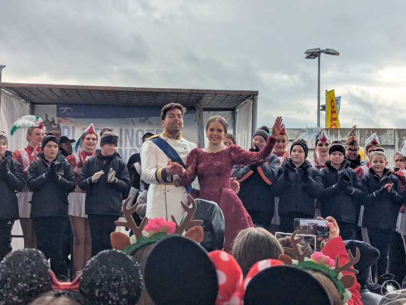 Sorgten mit ihrem Walzer zu „An der schönen blauen Donau“ für zauberhafte Begeisterung: Das Prinzenpaar Theresa und Amir. Prinzenpaar winkt dem Publikum beim Plattlinger Faschingsmarkt zu