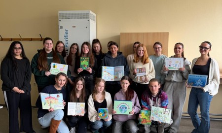 FOS BOS Deggendorf pr&auml;sentiert eigene Bilderb&uuml;cher in der Stadtbibliothek