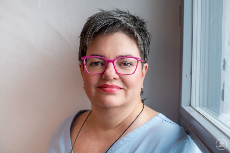 Silvia Wenzl erkennt Chancen Portrait von Silvia Wenzl mit schwarzen Haaren und pinker Brille.