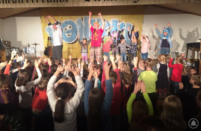 Ein Auftritt von Donikkl, der bringt die kleinen und großen Besucher zum Toben, Tanzen und Mitsingen.