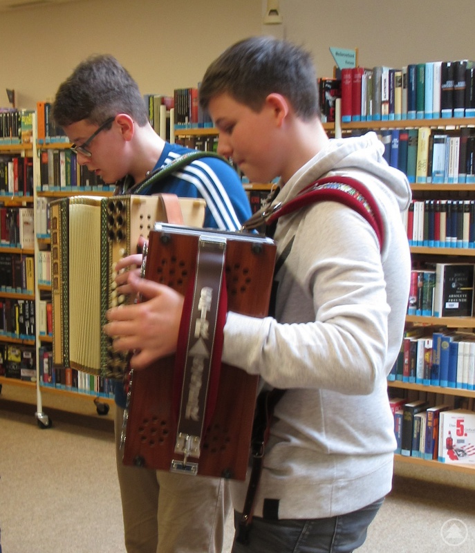 Josef Wurm (links) und Matthias Blob (rechts) bereicherten die Veranstaltung musikalisch.