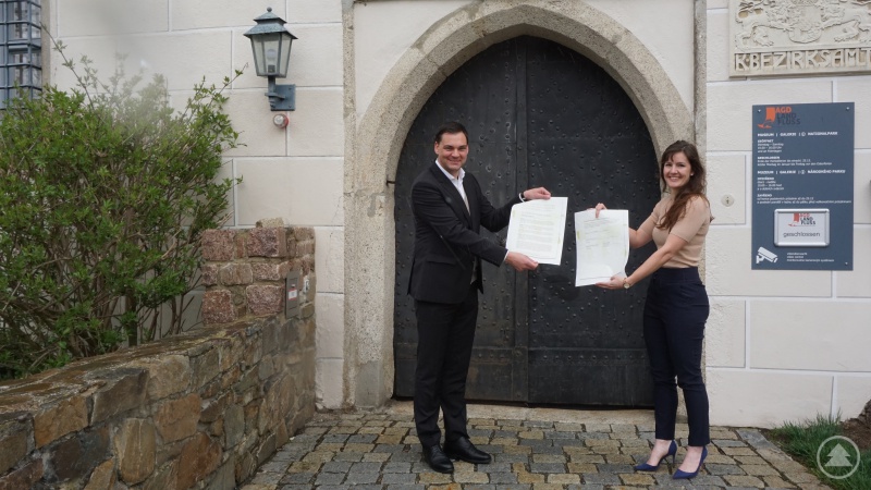 Landrat Sebastian Gruber und Klimaschutzmanagerin Verena Holzbauer zeigen die unterzeichnete Absichtserklärung zur Agenda 2030 für nachhaltige Entwicklung.