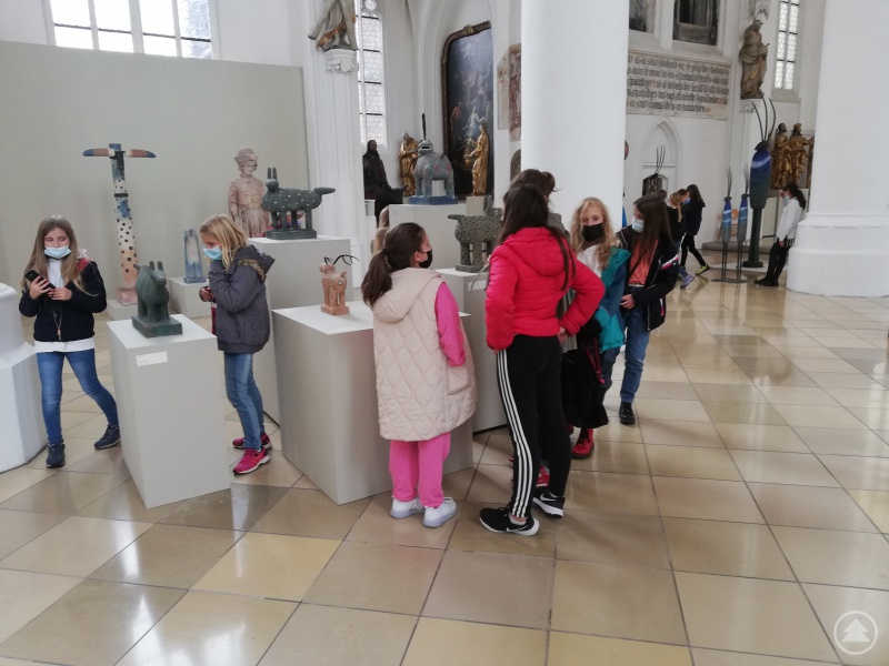 Fünftklässler in der Ausstellung des Bildhauers Peter Mayer