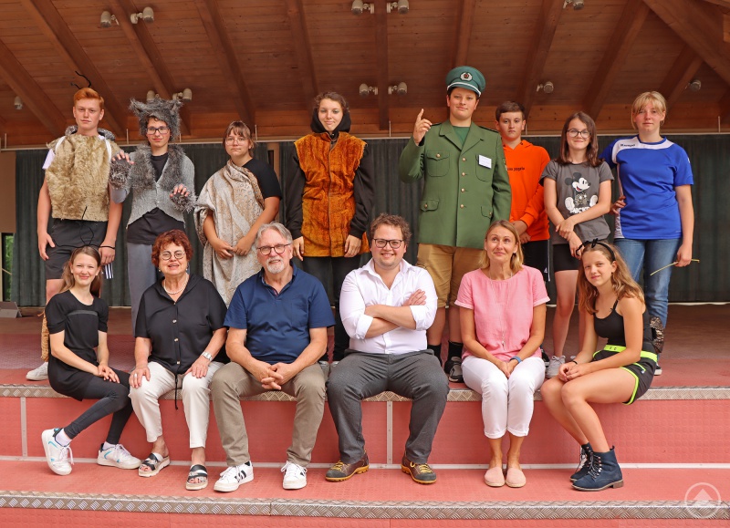 Zum Teil schon in den Kostümen probt aktuell die Theatergruppe der Mittelschule Zwiesel unter Leitung von Christine Kreuzer (vorne, 2.v.l.). Mit dabei sind diesmal auch Autor Eberhard Kreuzer (vorne, ab 3.v.l.), Komponist Armin Weinfurter und Rektorin Iris Schneck.
