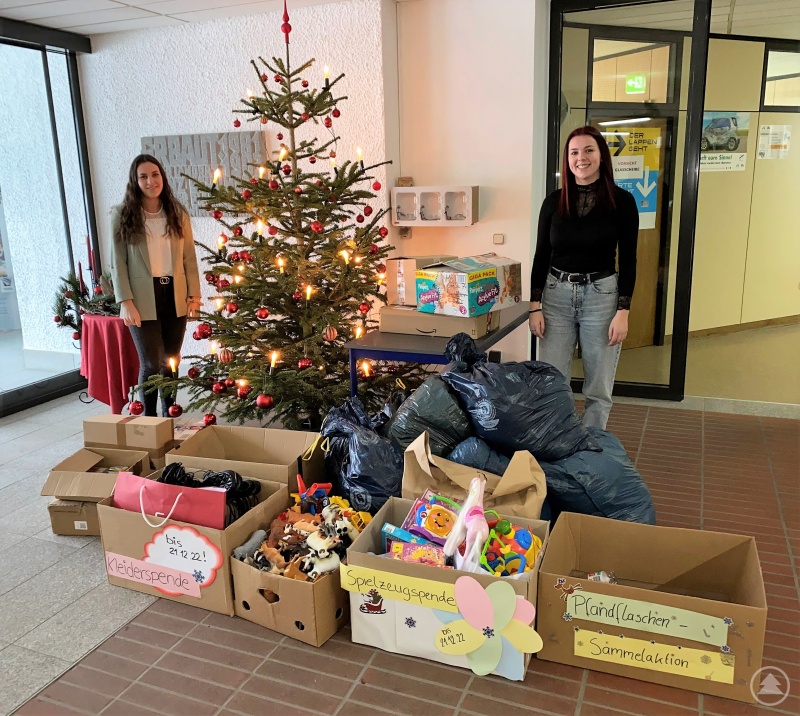 Nicht nur beim Kleider- und Spielzeugsammeln waren Sophia Fenzl (links) und Romy Eiler im Rahmen der Adventsaktion erfolgreich. Auch “Challenges” wie „mit Fahrgemeinschaft oder ÖPNV zur Weihnachtsfeier“ wurden von ihren Kolleginnen und Kollegen am Landratsamt gut angenommen.