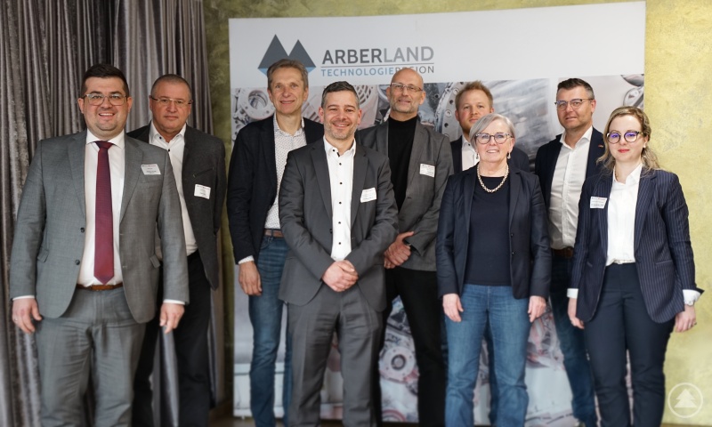 von links: Regens Ersten Bürgermeister Andreas Kroner, Hans Janik von der Biometic GmbH, Eduard Wagner von der Initiative Ostbayern handelt (OHA!), Dr. Philipp Sprau vom Ressourceneffizienz-Zentrum-Bayern (REZ), Prof. Dr. Michael Laar von der Technischen Hochschule Deggendorf, Dr. Robert Baumhof von der Linhardt GmbH & Co, Regens Landrätin Rita Röhrl, Alexander Penzkofer und Judith Weinberger-Singh, Leiterin der Kreisentwicklung des Landkreises Regen.