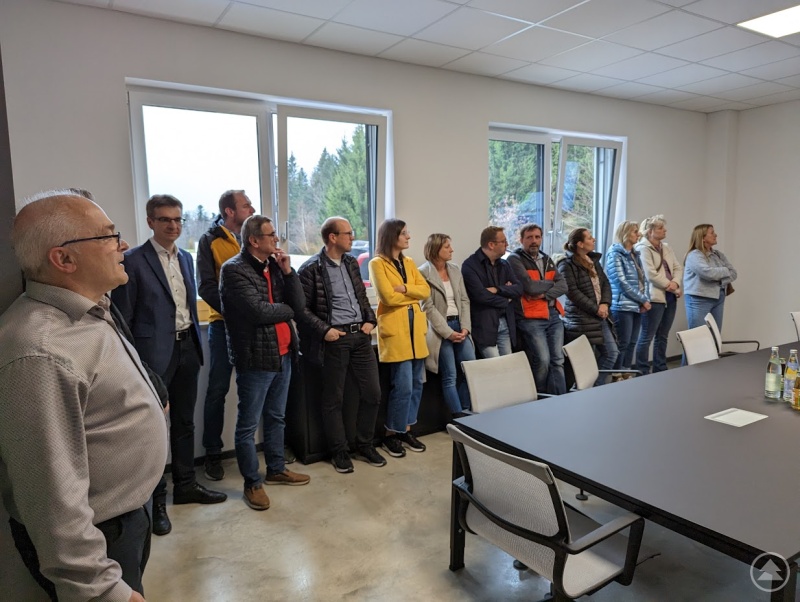 Geschäftsführer Herbert Winter (links) erzählt über die Unternehmensgründung.