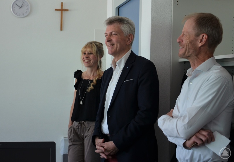 Besuch einer iPad-Klasse am Gymnasium Zwiesel – (v.l.) Martina Kuchler, MdL Prof. Dr. Gerhard Waschler und Schulleiter Dr. Wolfgang Holzer.