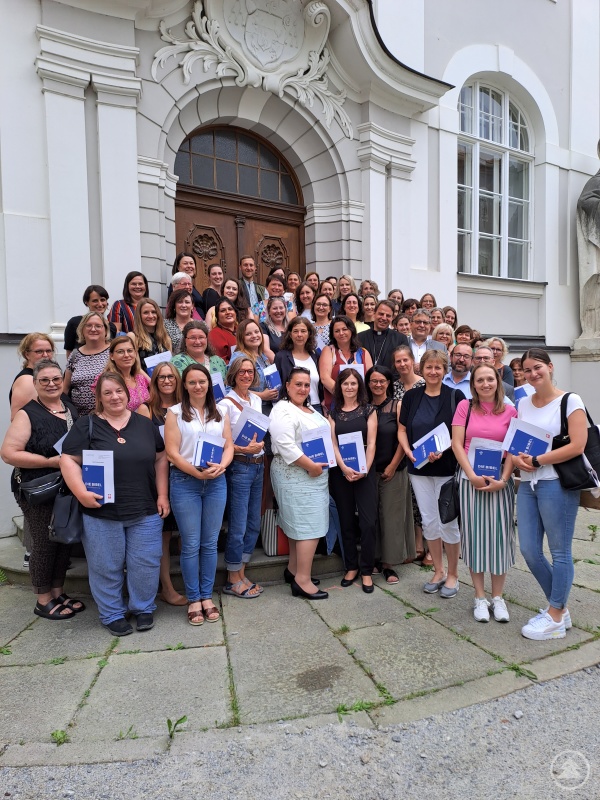 55 Erzieher*innen haben den Kurs „Kita Kirche Caritas“ (KKC) abgeschlossen. Sie werden die Kinder und Eltern auch religiös begleiten. Denn Glaube und kirchliches Lebens sind ein besonderes Merkmal der Caritas-Kitas.