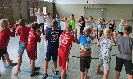 Schüler der Grundschule Thurmansbang üben sich in Selbstverteidigung