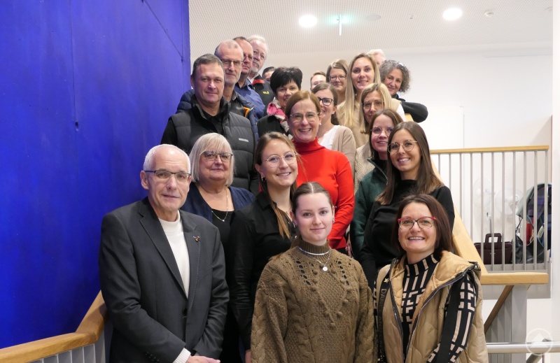 Mitarbeiterinnen und Mitarbeiter der Agentur für Arbeit und des Jobcenters Arberland mit der Schulleiterin Andrea Feitz und der Einrichtungsleiterin Michaela Meindl bei einer Berufskundeveranstaltung im BBZ Zwiesel