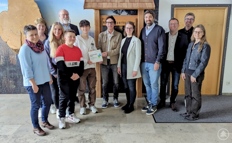 Die Realschule Grafenau wurde zum dritten Mal in Folge mit dem Berufswahlsiegel für her-vorragende Maßnahmen zur Berufsorientierung ausgezeichnet. Darüber freuen sich Vertreter der gesamten Schulfamilie (von li. Personalrätin Alexandra Beer, Berufsberaterin Claudia Pflanzl, Schülersprecherin Theresa Fischer, Konrektor Martin Weiß, die weiteren Schülerspre-cher Jakob Zechmann und Leon Schönberger, Regionalmanager Stefan Schuster und Chiara Löw vom Landratsamt Freyung-Grafenau, Schulleiter Ferdinand Klingelhöfer, Elternbeirats-vorsitzender Günther Nama, Zweiter Konrektor Rainer Andorfer sowie Petra Sigl von der erweiteren Schulleitung).