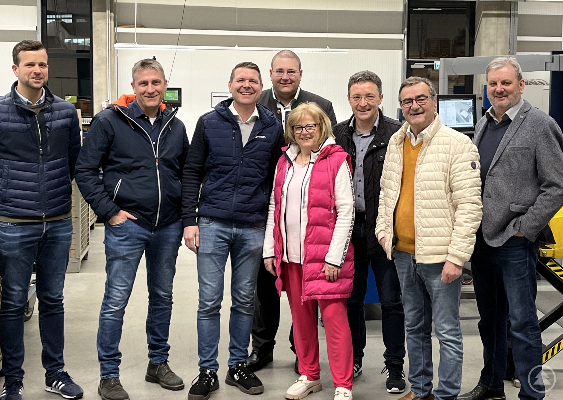 Besuchten den Produktionsstandort der GREIPL GmbH in Haus i. Wald: (v. links n. rechts) Die CSU-Kreisräte  Simon Stockinger, Tassilo Pichlmeier, Geschäftsführer Jürgen Greipl, Christoph Weishäupl, stellv. Landrätin Helga  Weinberger, Fraktionsvorsitzender Max Gibis, Josef Kern und Eduard Schmid.