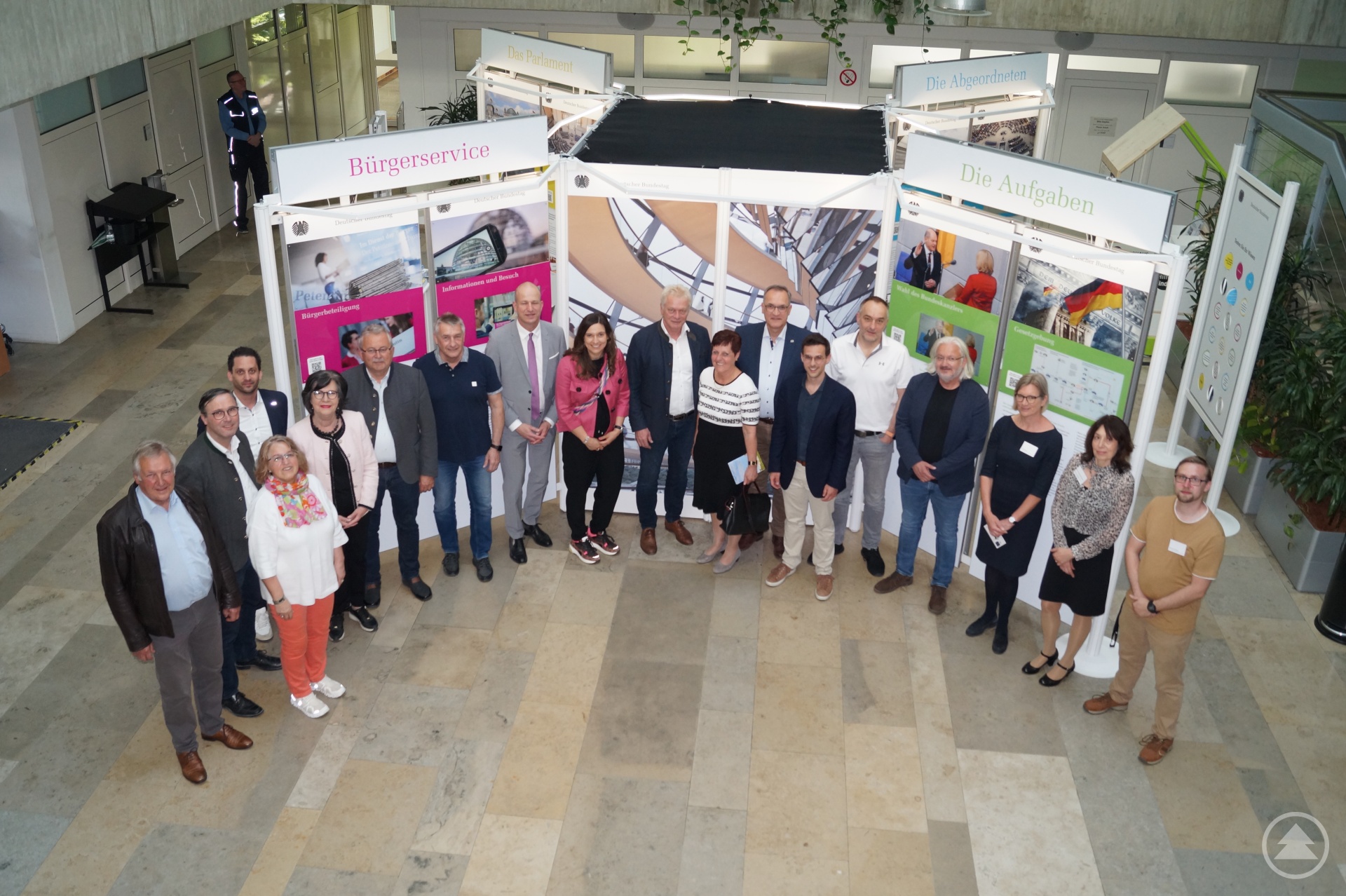 Die Ehrengäste bei der Ausstellungseröffnung im Foyer des Landratsamts