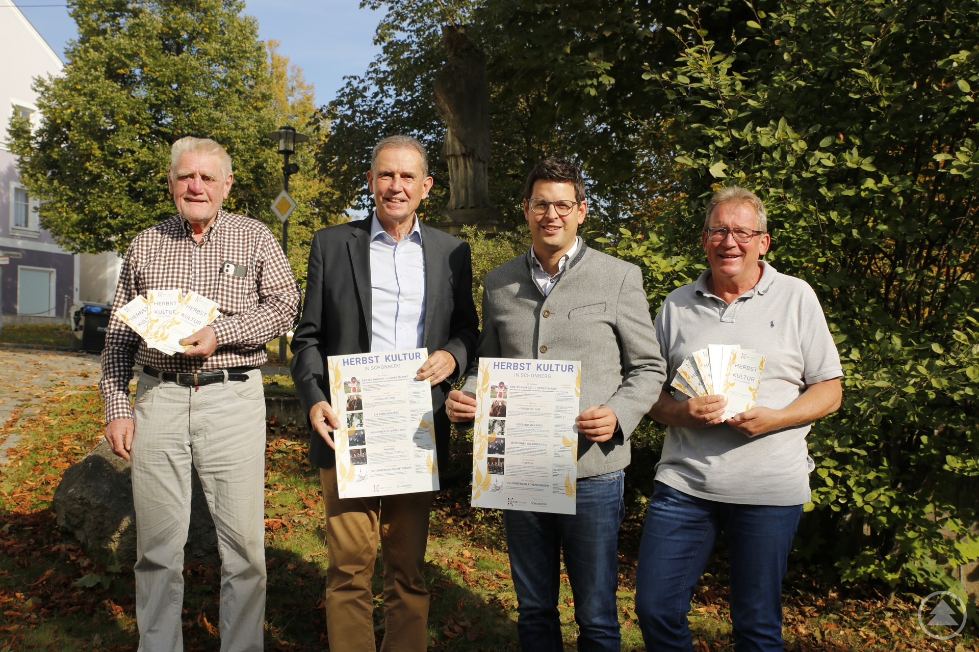 Für das Kulturforum Schönberg rühren Gerhard Hopp (v.l.) und Bernd Bachhuber die Werbetrommel. Bürgermeister Martin Pichler und Sepp Süß als Veranstaltungsorganisator im Markt Schönberg freuen sich auf vier hochkarätige Musikabende im KUK und weitere Rahmenveranstaltungen zu Herbst&Kultur 2024. Foto: Markt Schönberg