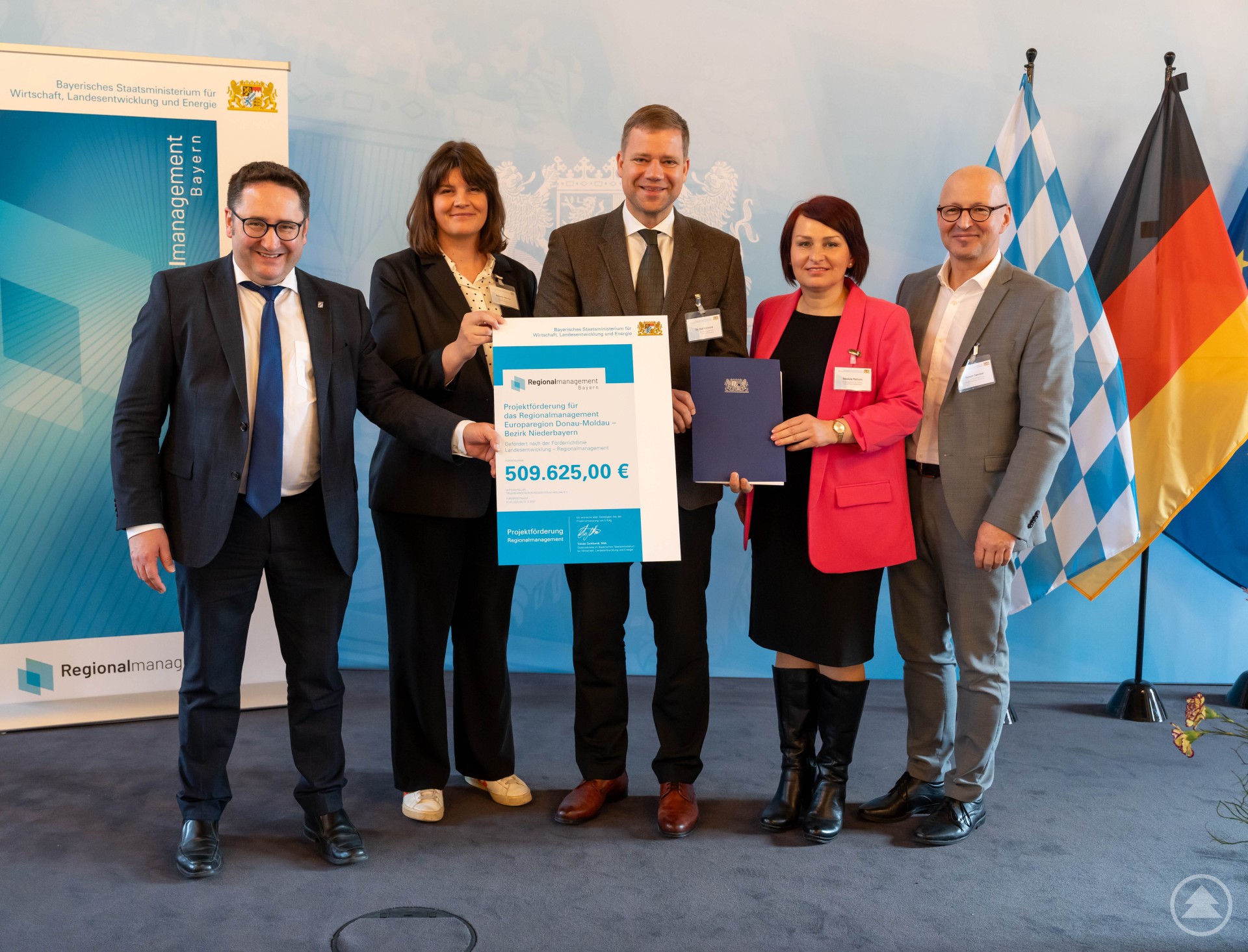 Den Förderbescheid übergab Staatsekretär Tobias Gotthardt (von links) an Projektmanagerin Barbara Daferner, Bezirkstagspräsident und EDM-Vorsitzenden Dr. Olaf Heinrich, Projektmanagerin Vendula Maihorn und Geschäftsführer Kaspar Sammer.