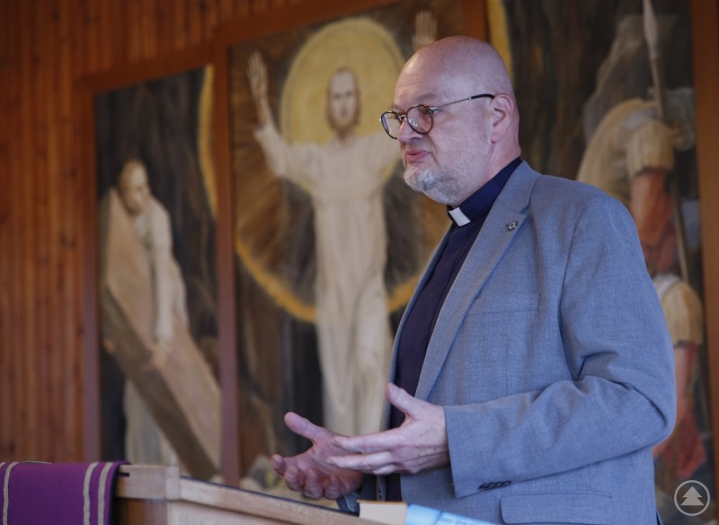 Der Pfarrer Martin Dubberke ließ sich auf eine sehr persönliche Begegnung mit Dietrich Bonhoeffer ein, die 80 Jahre nach dessen Ermordung den Theologen, Menschen und Mahner lebendig in seiner Wirkung und Wahrnehmung halten sollte. Foto: Marktgemeinde Schönberg Pfarrer Martin Dubberke sprach in Schönberg über seine persönliche Verbindung zu Dietrich Bonhoeffer. Er beleuchtete dessen vielschichtige Wirkung zwischen Glaube, Widerstand und Instrumentalisierung. Bonhoeffers Botschaft: echte Nachfolge braucht Glauben, Ethik und glaubwürdiges Handeln – bis heute.