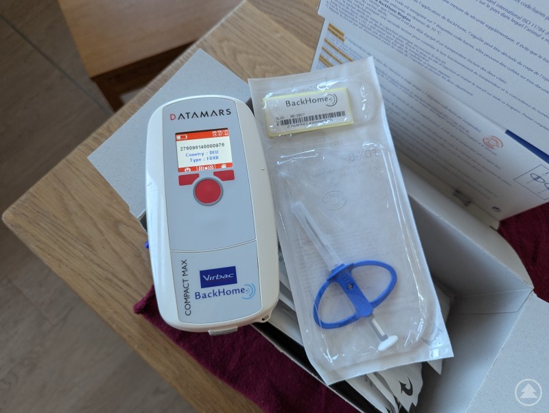 Kleiner Piks, große Hilfe: Auf dem Chip findet sich eine Nummer, die dem Katzenhalter via Haustierregister zugeordnet werden kann Chiplesegerät und elektronische Identifikation für Katzen im Tierheim Plattling