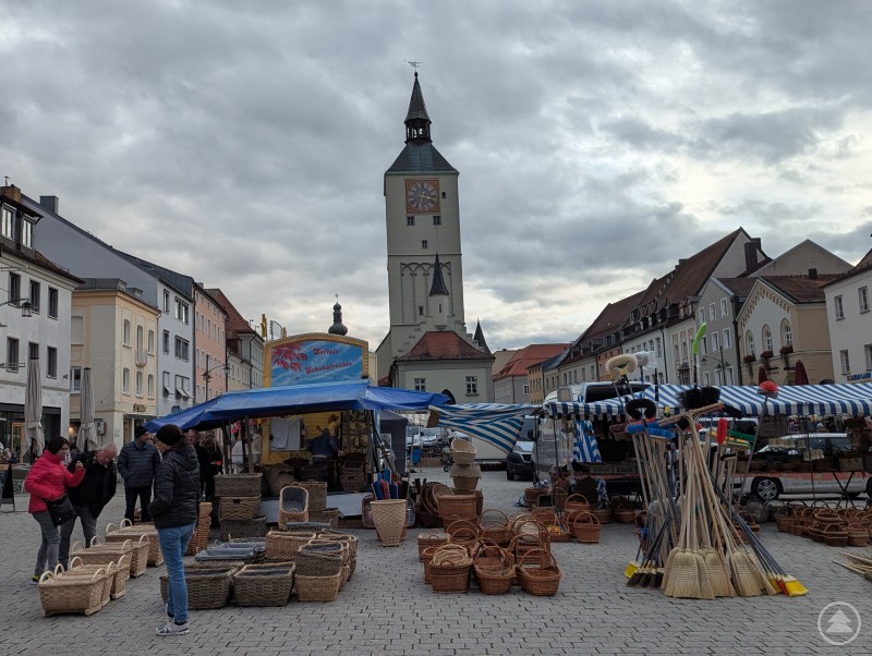 Herbstmarkt mit Ständen am Oberen Stadtplatz in Deggendorf