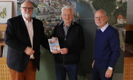 TV Passau &uuml;berreicht Dokumentation zum Anbau der Jahnhalle