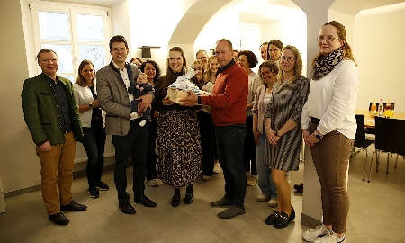 Dem kleinen Chef gratuliert: Rathaus-Team feiert Nachwuchs beim B&uuml;rgermeister