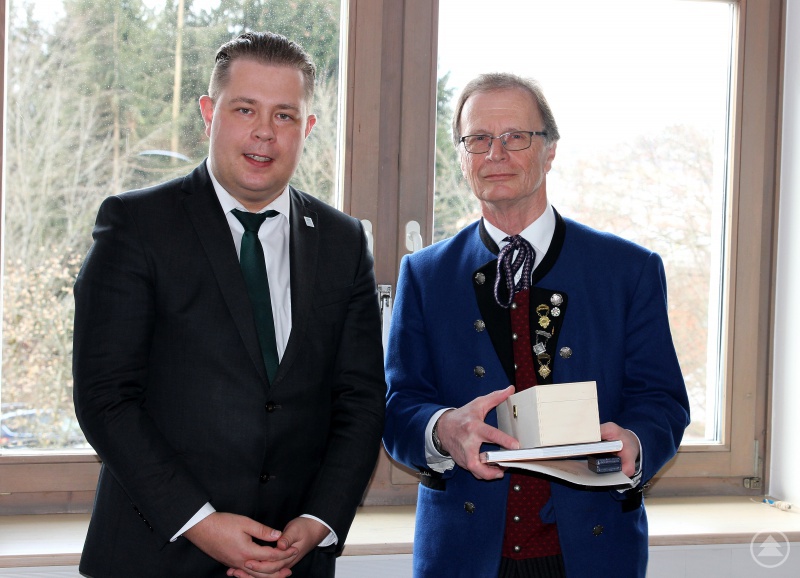 Helmut Jungbeck (re.) bekam die Auszeichnung von Landrat Michael Adam überreicht.