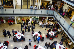 Zahlreiche Besucher zeigen großes Interesse an der Realschule