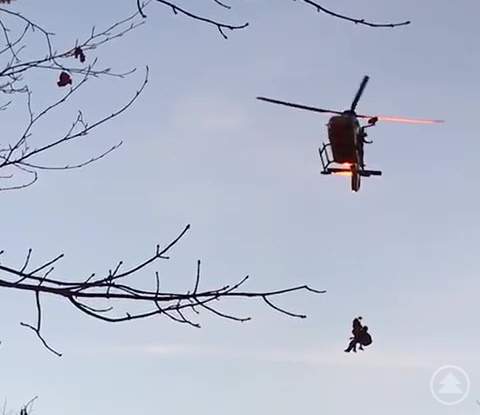 Patient und Notarzt werden aufgewincht.