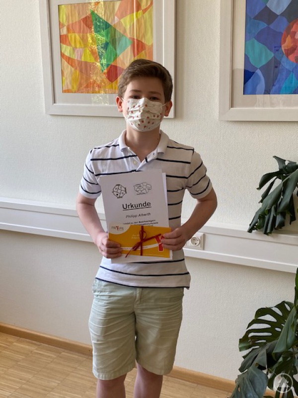 Siegerehrung in Corona-Zeiten: Philipp Alberth mit Mundschutz