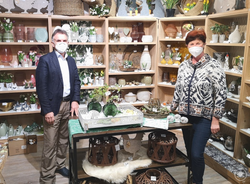 MdL Walter Taubeneder (links) im Austausch mit Christa Wagner (rechts) von Wohnen & Schenken Wagner in Ortenburg zur gegenwärtigen Situation im Einzelhandel.