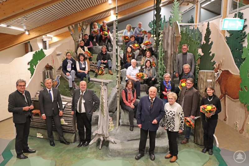 Zum Gruppenfoto versammelten sich die geehrten Gründungsmitglieder mit Landrätin Rita Röhl, Vize-Landrätin Helga Weinberger, Ministerialdirektor Dr. Rüdiger Detsch und Nationalparkleiter Dr. Franz Leibl sowie weiterer Ehrengäste in der Waldwerkstatt im Hans-Eisenmann-Haus. (Foto: Gregor Wolf/Nationalpark Bayerischer Wald