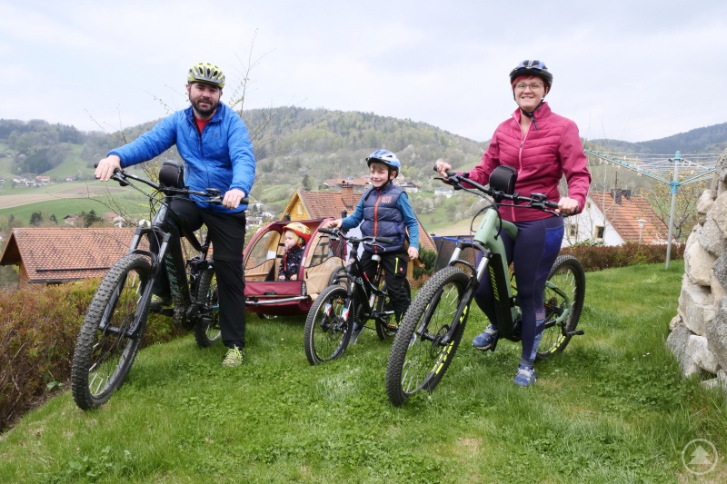 Nicole Hagenstein, Gesundheits- und Krankenpflegerin und ihr Mann Stefan, stv. IT-Leiter (beide bei der Kliniken gGmbH beschäftigt) freuen sich mit ihren Kindern Theo und Romy über die neuen eBikes.
