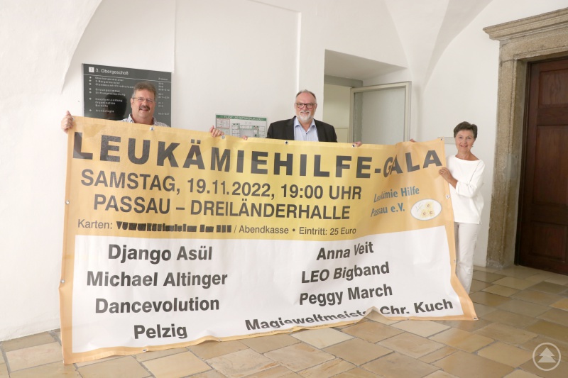 Oberbürgermeister Jürgen Dupper (Mitte) rührt mit dem Vorsitzenden der Leukämiehilfe Passau, Dr. Stefan Kuklinski, und seiner Stellvertreterin Evi Huber die Werbetrommel für den Galaabend am 19. November.