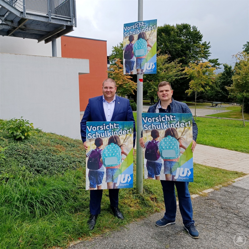 Auch heuer beteiligt sich die JU Freyung wieder an der bayernweiten Plakatkampagne des JU-Landesverbandes für mehr Achtsamkeit im Straßenverkehr. Die Plakate wurden montiert von Ortsvorsitzendem Christoph Weishäupl (links) und Ortsvorstandsmitglied Martin Höppler (rechts).