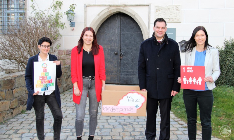 Landrat Sebastian Gruber eröffnete die Adventsaktion gemeinsam mit den Klimascouts durch eine Kleidersammelaktion für den guten Zweck. (v.l.) Nina Stelzl, Romy Eiler, Landrat Sebastian Gruber und Eva Brunner. Nicht im Bild: Sophia Fenzl.