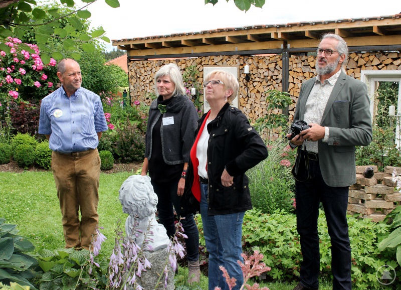 Ein alter Apfelbaum befindet sich im Garten der Familie Wühr Alois und Sabine Wühr (2.vli.) wollen ihn erhalten und erklärten Landrätin Rita Röhrl und dem Kreisgartenfachberater Klaus Eder, wie sie den Baum bisher beschnitten haben.