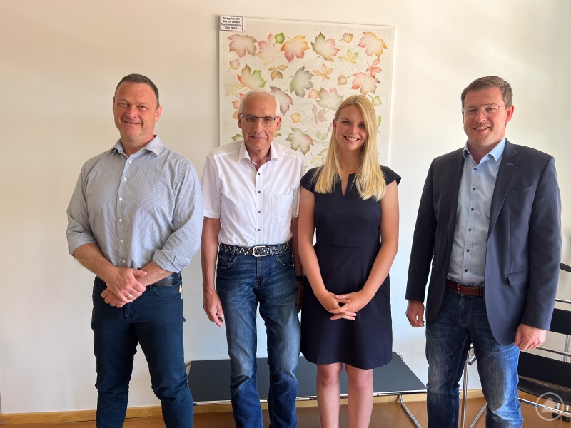 Ganz besonders freuen sich über die erfolgreiche Ausbildung und Zusammenarbeit am Berufsbildungszentrum (BBZ) Kolping in Regen die Vertreter der Agentur für Arbeit Deggendorf. V.L. Herr Herbert Weinberger Geschäftsstellenleiter der Agentur für Arbeit im Landkreis Regen, Herr Josef Flingelli Bereichsleiter der Agentur für Arbeit in Deggendorf, Pressesprecherin Julia Kerschhackl und Stefan Loibl Geschäftsführer des BBZ. „Durch diese Maßnahme werden zusätzliche Fachkräfte für unsere Region ausgebildet“, so Herr Flingelli, er freut sich, dass die Arbeitslosenquote aktuell im Landkreis bei nur 3,2% liegt und bedankt sich für den Weitblick und das große Engagement der regionalen Betriebe.