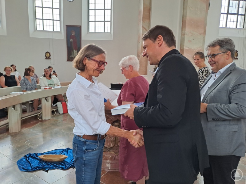 Bischof Dr. Stefan Oster (SDB) hat jeder Erzieherin zum Abschluss des Kurses „Kita Kirche Caritas“ eine Bibel überreicht. Mit dabei Caritasvorstand Diakon Konrad Niederländer.