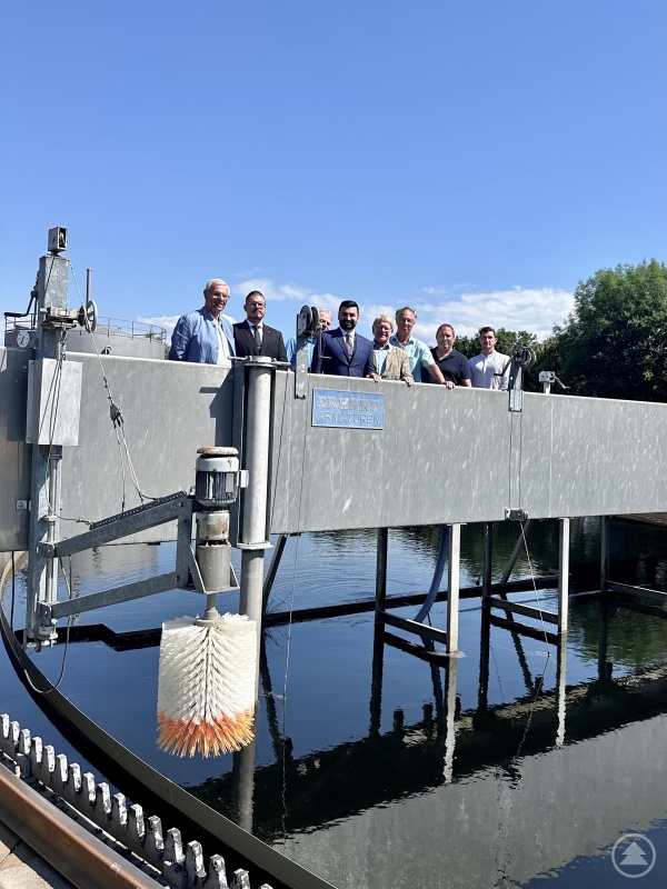 Lokaltermin in der Kläranlage im Freihafen Deggendorf: Vertreter der Stadt mit Bürgermeister Günther Pammer an der Spitze informierten MdB Al-Halak über die geplanten Sanierungs- und Optimierungsmaßnahmen. Der Politiker wurde dabei auch von Stadtratsmitglied Anton Holler und FDP-Kreisvorsitzendem Karl Hauser begleitet.